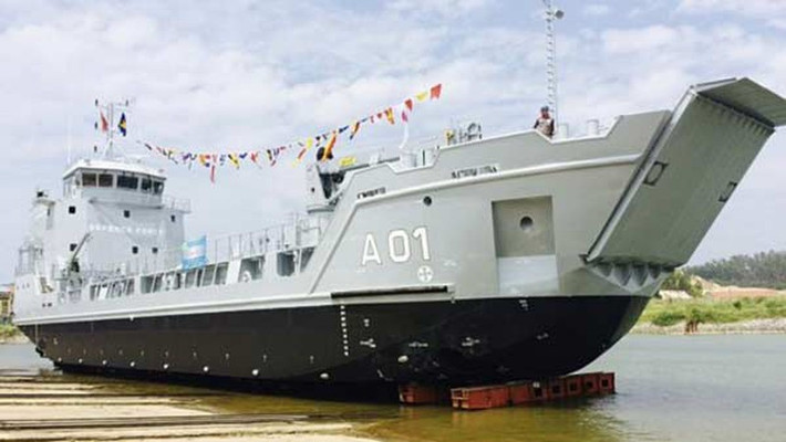 Tàu có chiều dài 57,27 mét, rộng 12 mét với giãn nước 600 tấn, tốc độ tối đa 10,4 hải lý/giờ. Điểm yếu của loại tàu há mồm này đó là nó có mớm nước khá sâu, không thể đổ bộ trực tiếp vào bờ biển.Nguồn ảnh: Pinterest.