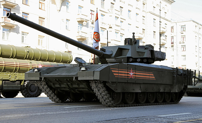 Xe tăng T-14 Armata được Nga tự hào coi là loại xe tăng tiên tiến nhất thế giới, là cỗ xe tăng "bất khả chiến bại", đại diện cho những tiêu chuẩn mới nhất của xe tăng chiến đấu chủ lực hiện nay. Nguồn ảnh: Pinterest.