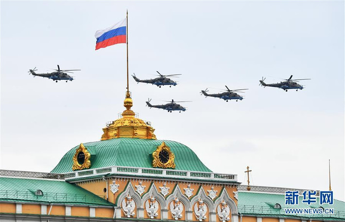 Cuộc duyệt binh năm nay sẽ bao gồm 1 máy bay trực thăng Mi-26, 4 trực thăng Mi-8, 5 trực thăng Mi-35, 5 trực thăng Ka-52, 5 trực thăng Mi-28, 1 máy bay cảnh báo sớm A-50, 3 máy bay vận tải An-76, 7 máy bay Tu-95, 1 máy bay Tu-160. Nguồn ảnh: News.