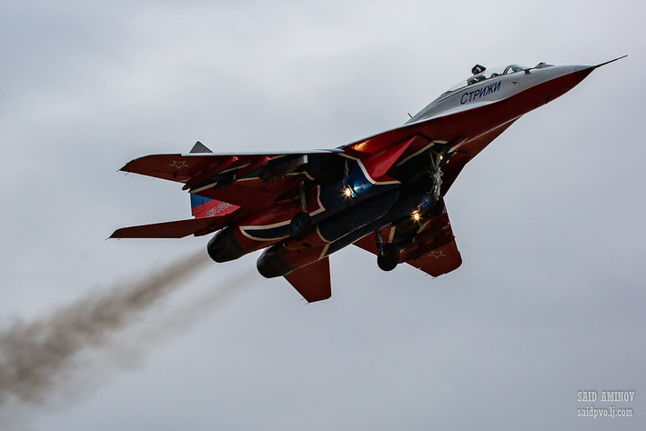 Dàn tiêm kích cuối cùng xuất hiện trong cuộc duyệt binh bao gồm ba loại chiến đấu cơ Su-35 với 2 chiếc, Su-34 và Su-30SM với mỗi loại 4 chiếc. Nguồn ảnh: Anikov.