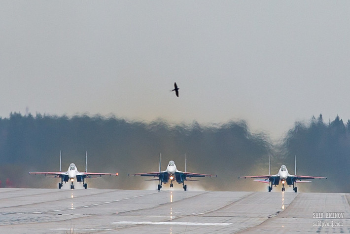 Ngoài ra cuộc duyệt binh trên không còn có màn trình diễn của 9 máy bay biểu diễn bao gồm 5 chiếc Su-30SM và 4 chiếc MiG-29. Nguồn ảnh: Anikov.