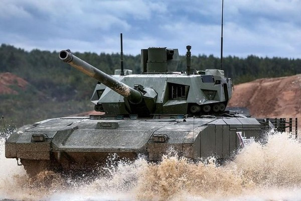 Gần đây, truyền thông Mỹ đã đăng tải nhiều thông tin về việc T-14 Armata bị tiêu diệt khi tham chiến trên chiến trường Syria. Mặc dù phía Nga chưa lên tiếng xác nhận hay phủ nhận thông tin này, tuy nhiên việc Mỹ cho rằng T-14 đã bị tiêu diệt bởi tên lửa TOW-2B khiến nhiều người khá ngạc nhiên vì đây vốn chỉ là loại tên lửa thế hệ cũ. Nguồn ảnh: Rumil.