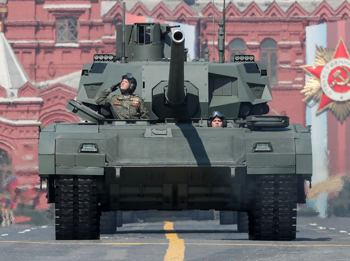 Đây có thể coi là một điểm yếu chí tử của xe tăng Armata khi mà nhiều loại vũ khí chống tăng hiện đại ngày nay của Mỹ như Javelin hay của Trung Quốc như Hồng Tiễn 12 thường có góc bắn dội từ trên không xuống để bảo vệ bí mật bị trí bắn của xạ thủ. Nguồn ảnh: Rumil.