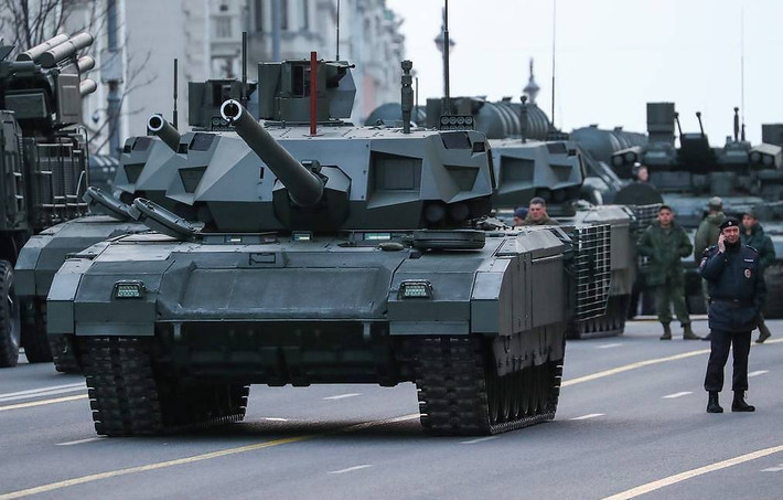 Theo đó, dựa trên cách lắp đặt hệ thống radar này ở nóc xe tăng T-14 Armata, nhiều chuyên gia khẳng định rằng loại radar này sẽ khó có thể phát hiện, hoặc đánh chặn được các tên lửa tiếp cận xe tăng từ trên cao xuống. Nguồn ảnh: Rumil.