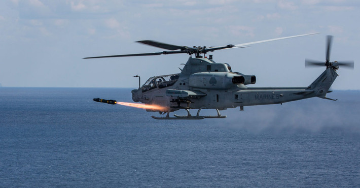 Ngoài việc tiêu diệt mục tiêu mặt đất, trực thăng AH-1Z còn có khả năng đánh chặn máy bay đối phương nhờ trang bị tên lửa không đối không AIM-9X. Nguồn ảnh: Pinterest.