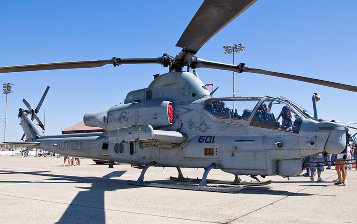 Trong vai trò tấn công, AH-1Z Viper hoàn toàn làm tốt vai trò diệt tăng, chống bộ binh của mình với khả năng mang tới 16 tên lửa chống tăng Hellfire cực mạnh hoặc các loại rocket, cùng pháo tự động 20mm. Nguồn ảnh: Pinterest.