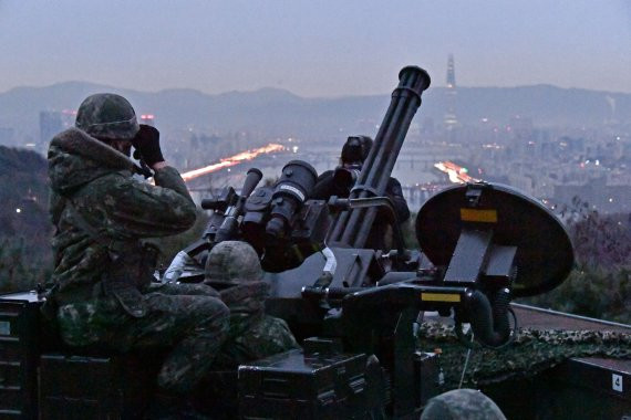 Hiện tại chỉ tính riêng ở Seoul, Hàn Quốc đã cho lắp đặt hàng chục khẩu pháo phòng không Vulcan loại này. Ngoài ra, để đảm bảo nhiệm vụ phòng không, còn có hàng loạt các tổ hợp tên lửa đánh chặn tầm gần khác được triển khai. Nguồn ảnh: BI.