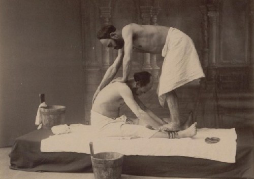Kỳ lưng cho khách.