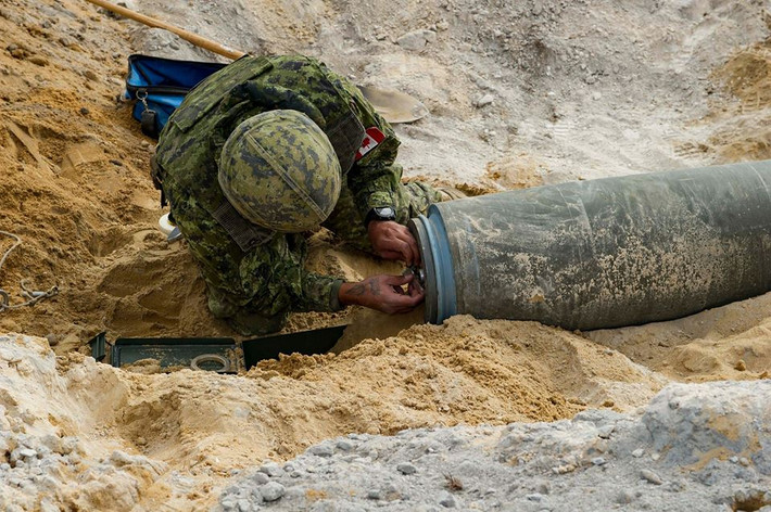 Với những quả bom có sức nổ vài trăm kilogram, việc mặc áo giáp hay quần áo bảo hộ là hoàn toàn vô dụng vì khi bom phát nổ, người lính công binh chắc chắn sẽ thiệt mạng. Nguồn ảnh: AF.