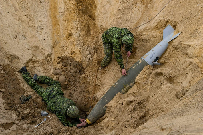 Dĩ nhiên, do không có chiến tranh Canada cũng không phải hứng chịu ô nhiễm bom mìn một trong những di chứng lâu dài nhất của chiến tranh. Dù vậy, Công binh Canada vẫn được huấn luyện kỹ năng tháo dỡ bom mìn để phục vụ các hoạt động khắc phục hậu quả chiến tranh ở nước ngoài. Nguồn ảnh: AF.