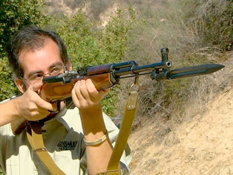Cụ thể, CKC có gia tốc đầu nòng lên tới 735m/s (của AK-47 là 715m/s), tầm bắn hiệu quả của CKC đạt 400 mét và có thể sát thương ở cự ly 1000 mét nếu được trang bị thêm kính ngắm hỗ trợ, trong khi đó tầm bắn của AK-47 chỉ đạt khoảng 800 mét và ở ngoài 500 mét, độ sát thương của AK-47 sẽ giảm đi rất nhiều. Nguồn ảnh: Guns.