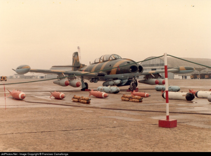 HA-220 được trang bị hai động cơ với cửa hút gió được đặt ở mũi - đây là thiết kế khá độc đáo giúp trọng tâm của HA-220 dồn về giữa thay vì dàn sang hai bên cánh máy bay như trong các thiết kế sau này. Nguồn ảnh: Aviation.