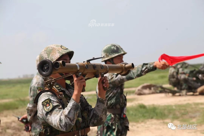 Cuộc tập trận diễn ra với lực lượng chủ chốt thuộc Quân đoàn 80 Lục quân Trung Quốc. Ảnh: Kế toán pháo binh lấy đường ngắm để tạo tham số bắn. Nguồn ảnh: Sina.