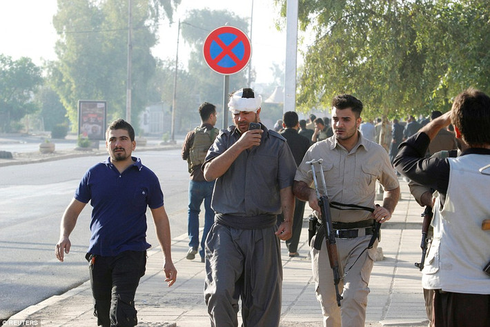 Trong lúc này, tổ chức khủng bố IS đã mở một mặt trận khác ở Iraq sau khi những kẻ đánh bom liều chết tấn công vào các tòa nhà chính phủ nhằm chuyển sự chú ý của mọi người khỏi chiến dịch quân sự ở Mosul. Ảnh: Người đàn ông thuộc tộc Kurd bị thương sau vụ tấn công của IS ở thành phố Kirkuk.