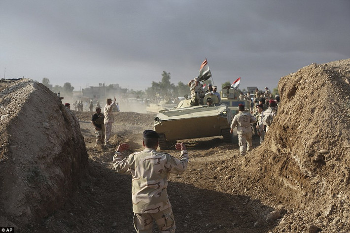 Các binh sỹ chính phủ Iraq nỗ lực để các xe quân sự vượt qua những đoạn đường khó khăn trong đợt tiến công về Mosul.