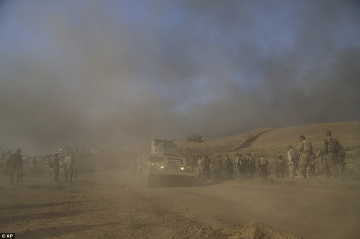 Khói mù mịt gây cản trở sự tiến công của quân chính phủ Iraq.