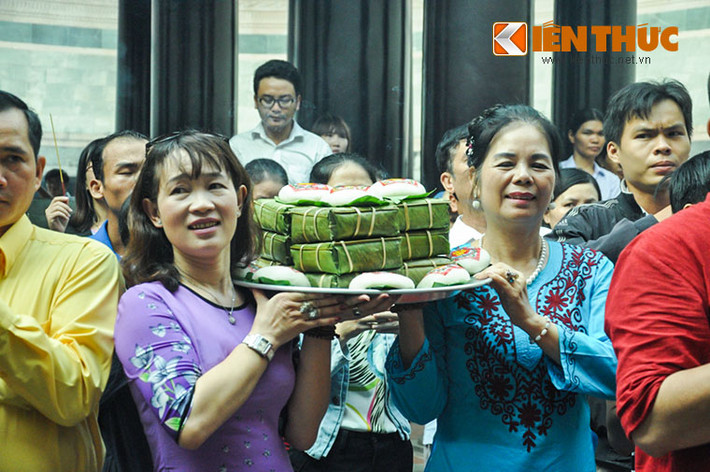 Những chiếc bánh chưng xanh được người dân Nam bộ dâng lên cúng Quốc Tổ.
