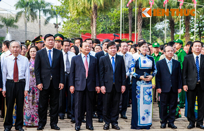 Tham dự lễ giỗ Quốc Tổ Hùng Vương có ông Đinh La Thăng – Bí thư Thành ủy TP HCM, ông Nguyễn Thành Phong - Chủ tịch UBND TP HCM cùng các lãnh đạo ban ngành thành phố và hàng ngàn người dân.