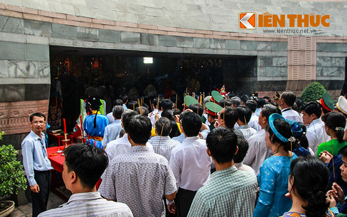 Càng gần về trưa lượng người đổ về đây càng đông. Ai ai cũng thành kính dâng những nén hương, lễ vật lên các vị vua Hùng để bày tỏ lòng biết ơn. Nhiều người đi từ các tỉnh miền Tây lên TP HCM từ rất sớm để hội tụ về đây dự lễ giỗ Quốc Tổ.