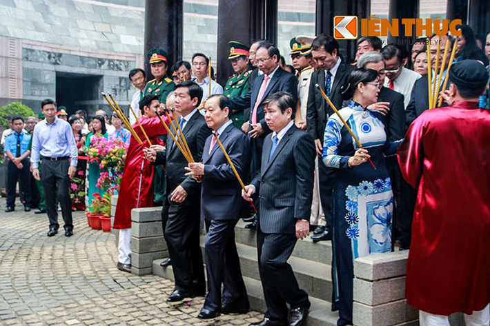 Lãnh đạo TP HCM dâng hương lên các vua Hùng.
