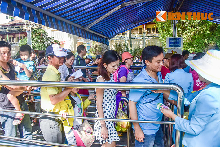 Dòng người chen chúc vào cổng tại Thảo Cầm Viên.