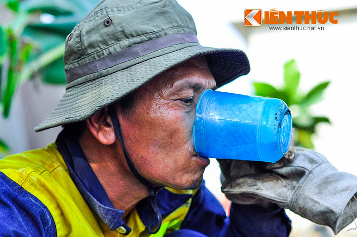 Mặc dù thời tiết về trưa càng oi bức nhưng tiến độ công việc vẫn không hề bị ảnh hưởng.