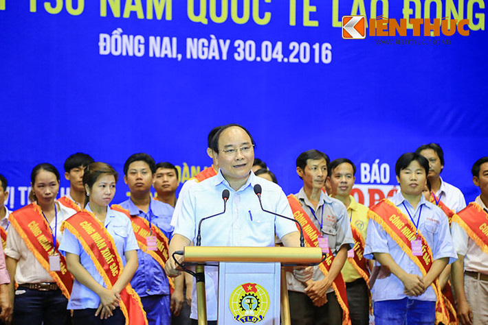 Sáng 30/4, trong bộ trang phục giản dị, Thủ tướng Chính phủ Nguyễn Xuân Phúc đã có buổi chia sẻ, trò chuyện với hơn 3.000 công nhân đang làm việc tại các KCN, KCX của các tỉnh miền Nam.