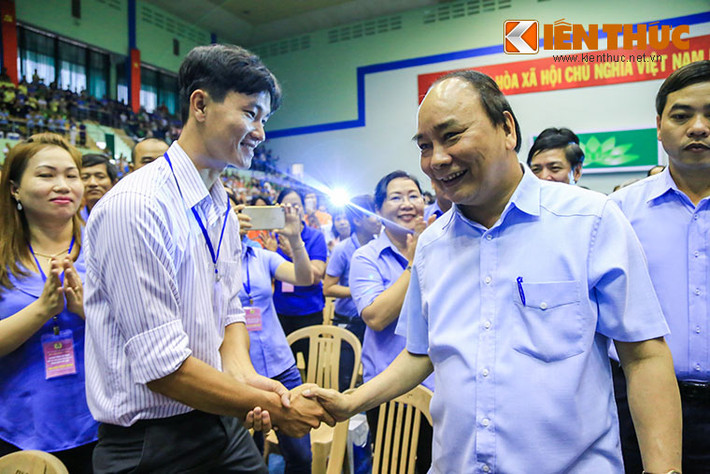 Ngay khi vừa bước vào hội trường của Nhà thi đấu tỉnh Đồng Nai, Thủ tướng Nguyễn Xuân Phúc đã đến bắt tay, thăm hỏi các công nhân.