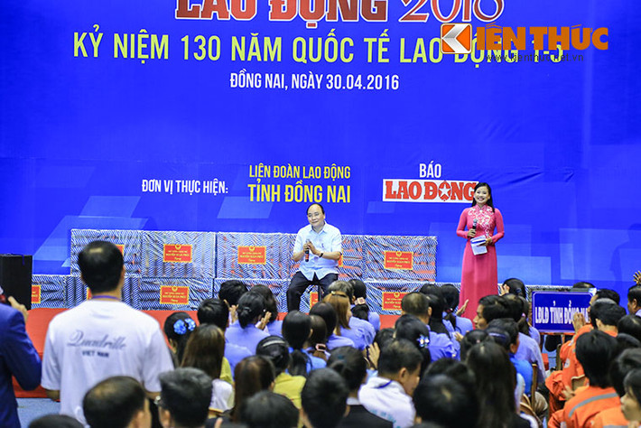 Tại buổi trò chuyện với hơn 3.000 công nhân sáng nay, Thủ tướng giải đáp những băn khoăn, mong mỏi của công nhân, lao động (CNLĐ) xung quanh một số vấn đề về giải pháp nâng cao tiền lương, thu nhập cho CNLĐ, kìm chế tăng giá mỗi khi tăng lương, những chính sách hỗ trợ, điều kiện để CNLĐ tại các khu chế xuất, khu công nghiệp có nhà lưu trú, xây dựng thêm nhà trẻ để CNLĐ yên tâm sản xuất, những biện pháp để các doanh nghiệp đóng bảo hiểm xã hội cho công nhân.