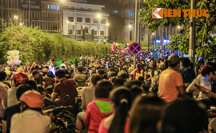 Trước đó, mặc dù đã có thông báo giờ bắn pháo hoa là 21h, nhưng ngay từ lúc 18h30, hàng ngàn người dân đã ùn ùn đổ về khu vực trung tâm thành phố để "xí" cho mình một chỗ xem pháo hoa.