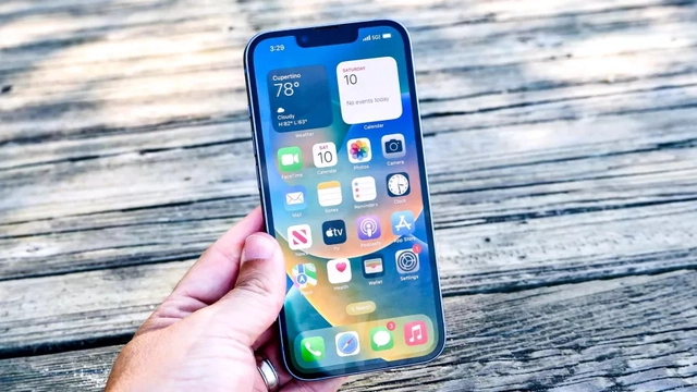 2. Tốc độ làm mới màn hình: Apple sẽ cần đầu tư mạnh vào tốc độ làm mới màn hình cho iPhone 15 khi đối thủ của họ - Google đã trang bị cho mẫu Pixel 7 tốc độ làm mới lên tới 90Hz trong khi chỉ với mức giá 599 USD, rẻ hơn hẳn 200 USD so với iPhone 14.