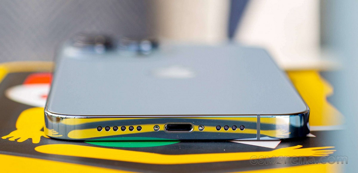 Cuối tháng 10, Giám đốc Marketing Toàn cầu Greg Joswiak xác nhận Apple sẽ tuân thủ quy định, nhưng chưa rõ USB-C được sử dụng trên toàn cầu hay chỉ dành cho các mẫu iPhone bán tại EU.