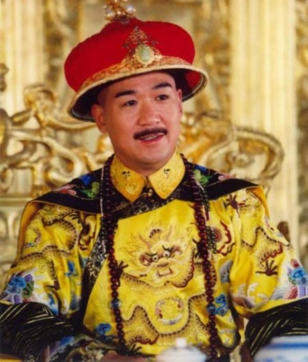 Bức tượng kim Phật thường được cho là tượng Phật A Di Đà, cũng có người nói là Phật Thích Ca Mâu Ni hoặc Đại Nhật Như Lai.