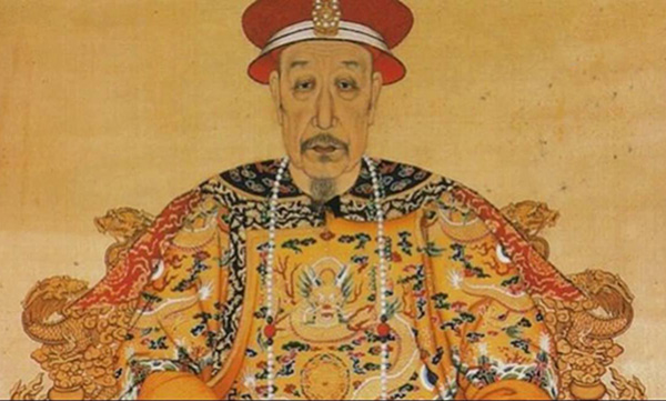 Phía trước triều quan đặt một bức tượng Phật nhỏ, xung quanh là 15 viên đông châu.
