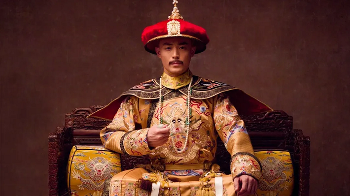 Trên đỉnh mũ đặt quan đỉnh, đồ trang trí khảm đá quý, có ba tầng, mỗi tầng có bốn con kim long trong miệng ngậm một hạt đông châu, trên đỉnh đặt một viên đông châu to.
