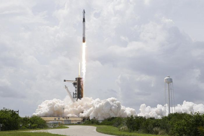 Con tàu vũ trụ khám phá Mặt trăng của Cơ quan Nghiên cứu Vũ trụ Ấn Độ, Chandrayaan-3, sẽ hạ cánh gần cực nam của Mặt trăng vào giữa năm 2023. Năm tới cũng sẽ chứng kiến chuyến du hành dân sự đầu tiên tới Mặt trăng, với 11 người trên một chuyến bay tư nhân kéo dài sáu ngày, sử dụng tên lửa Starship của SpaceX.