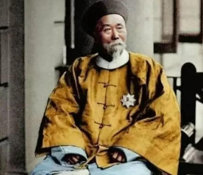 Theo dòng thời gian, hoàng mã quái không còn có được địa vị quan trọng như ban đầu vì triều đình ngày càng đi xuống, hoàng đế muốn lôi kéo các phe cánh về phía mình nên ban thưởng ngày càng nhiều áo hoàng mã quái. Có thể thấy, trong sử sách không hề có ghi chép về công dụng miễn tội chết của hoàng mã quái.