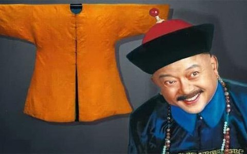 Màu vàng là màu tương sáng, mang quyền lực đặc trưng. Từ thời nhà Hán, màu vàng dần trở thành màu sắc riêng của hoàng tộc. Không ai được phép mặc trùng màu với hoàng đế.