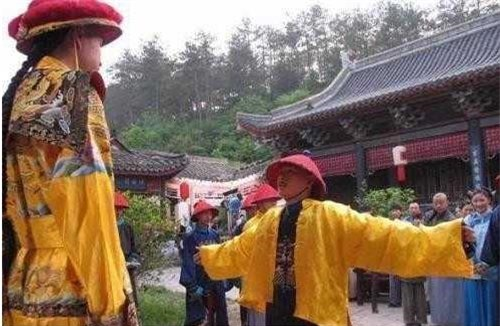 Trong phim cổ trang về Hòa Thân, chúng ta bắt gặp hình ảnh Hòa Thân vui mừng cuống quýt, đi khoe với Kỷ Hiểu Lam chiếc áo miễn tội chết được vua ban.