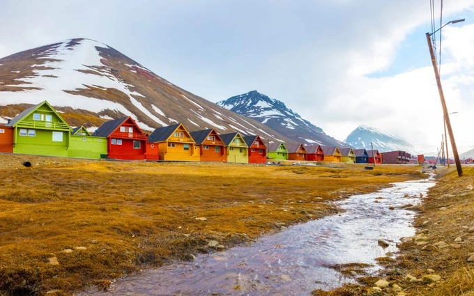 Nhà thờ của Svalbard là công trình bằng gỗ màu đỏ, nằm ở phía tận cùng nhất của phía bắc. Linh mục Siv Limstrand mới tới đây 3 năm nhưng đã sốc khi chứng kiến sự thay đổi khí hậu đang diễn ra với tốc độ chóng mặt ở nơi này.