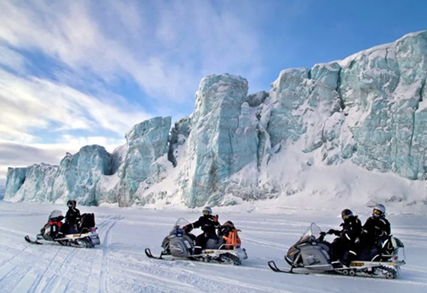 Đối với cư dân của Longyearbyen, việc nhìn thấy cực quang cũng phổ biến như nhìn thấy mặt trời. Từ tháng 9 đến tháng 3, cực quang xuất hiện hằng đêm, tạo ra khung cảnh lãng mạn thu hút nhiều người cất công tìm đến.