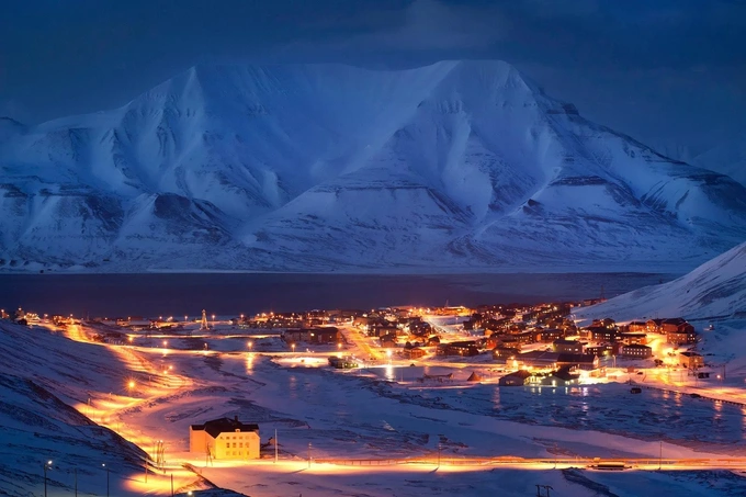 Nằm sâu bên trong vòng Bắc Cực, quần đảo Svalbard của Na Uy có vùng đất xa xôi nhất thế giới Longyearbyen - nơi đang chứng kiến hiện tượng nóng lên nhanh nhất toàn cầu, gấp 6 lần so với trung bình của cả hành tinh, theo số liệu thống kê từ Viện địa cực Na Uy.