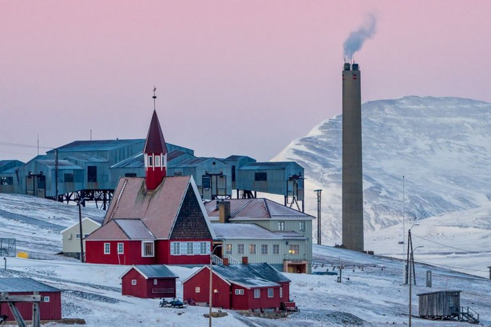 Tại quần đảo Svalbard, từ lâu du lịch đã vượt qua ngành khai thác than để trở thành nguồn thu nhập chính. Nhưng việc hàng chục nghìn du khách tới đây mỗi năm bằng máy bay hay tàu thủy, tiếp tục gây thêm "căng thẳng" cho môi trường vốn rất "mong manh" ở khu vực này.