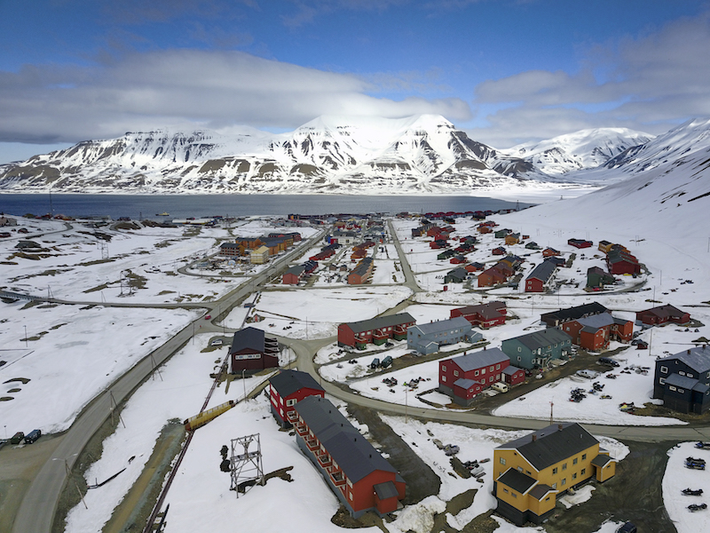 Dù nằm ở vị trí hẻo lánh, Svalbard vẫn là một điểm nóng địa chính trị. Hiện nay, xung đột tại Ukraine đang làm gián đoạn hợp tác giữa các nhà khoa học ở Nga và phương Tây, góp phần gây suy yếu cuộc chiến chống biến đổi khí hậu.
