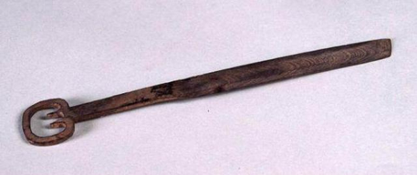 Thỏi sắt nặng 7 gam và dài 21 cm này thực chất là một con dao thời nhà Hán. Các nam nhân thời Hán thường có thói quen mang dao khi đi ra ngoài nhưng không phải để phòng thân mà coi nó như một vật trang trí cho đẹp. Vậy nên bạn đừng hỏi con dao không lưỡi này thì cắt được cái gì nhé.