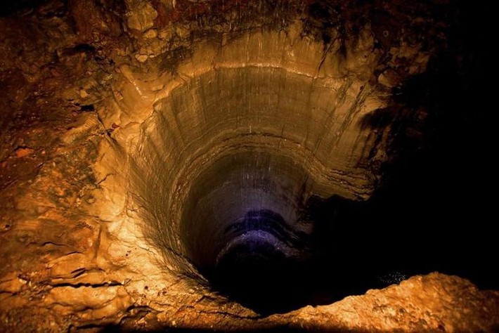 Cái hố vẫn là một bí ẩn đối với người dân địa phương trong một thời gian dài mãi cho đến khi Mel Water xuất hiện. Không mất quá nhiều thời gian, Mel đã nhận ra điểm khác biệt. Ông để ý dù có ném bất cứ thứ gì vào cái hố đó từ TV, xác động vật hay thậm chí là cả một cái tủ lạnh hỏng, không hề có bất cứ một âm thanh nào vọng lại.