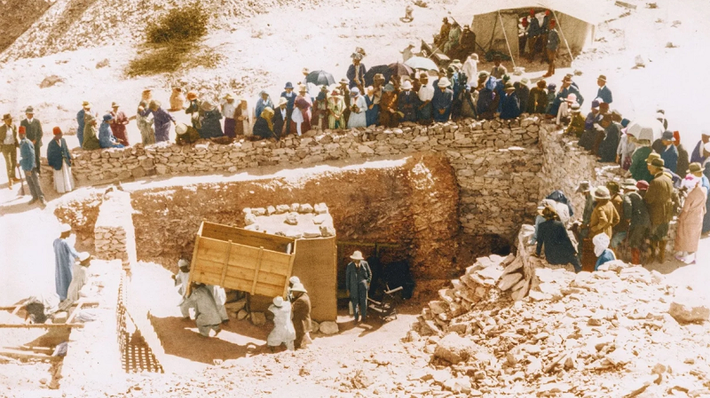 Hầm chôn cất của Vua Tutankhamun, gần Luxor, Ai Cập. Ngôi mộ của Tutankhamun, được các nhà khảo cổ học phát hiện ở Thung lũng các vị vua vào ngày 4/11 năm 1922 với rất nhiều kho báu.