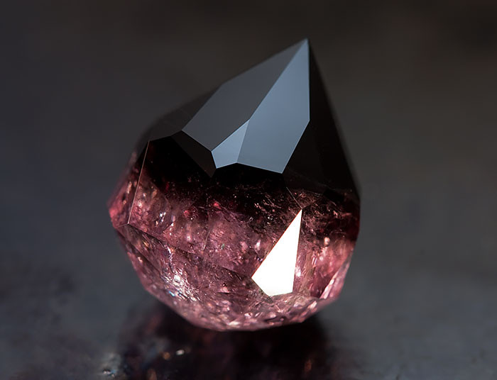 Đá Tourmaline (đá mắt mèo) trông thật huyền bí.