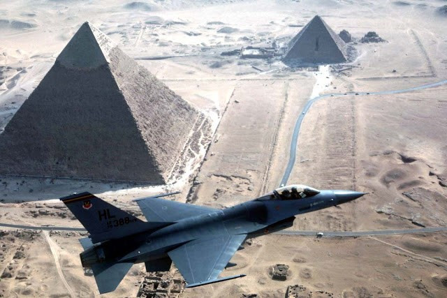Fighting Falcon được xuất khẩu cho 25 quốc gia đưa nó trở thành chiến đấu cơ bán chạy nhất thế giới. Lockheed Martin vẫn tiếp tục sản xuất F-16 cho các khách hàng nước ngoài. Ảnh: USAF