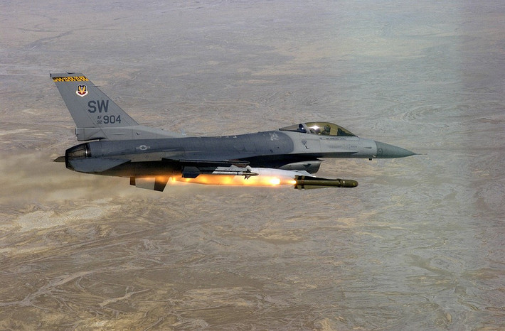 Chiến đấu cơ F-16 xung trận lần đầu trong chiến dịch Bão táp sa mạc năm 1991. Máy bay đã chứng minh hiệu suất chiến đấu ưu việt trong các nhiệm vụ thực thi vùng cấm bay, áp chế phòng không Iraq và Libya. Không quân Mỹ dự định duy trì hoạt động F-16 đến năm 2025. Ảnh: USAF